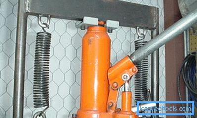 Die hydraulische Presse kann aus einem Wagenheber hergestellt werden, sie ist klein und leicht und eignet sich für den Heimgebrauch.
